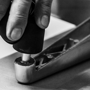 Kezdetben illessze a görgőket a lábcsillagba. Dolga csupán annyi, hogy erősen nyomja bele a lyukakba a görgők megfelelő részét. Kattanással fognak a helyükre kerülni. Ha kész, lefordíthatja a csillagot, és ha minden görgő hozzáér a talajhoz, megfelelően járt el.